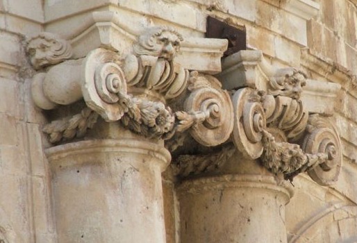 Un dettaglio del Municipio, uno dei tanti edifici barocchi a Noto