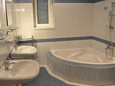Uno dei bagni della villa