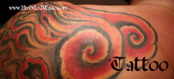 Disegni tattoo: Maiuscole stilizzate con simboli e fiori