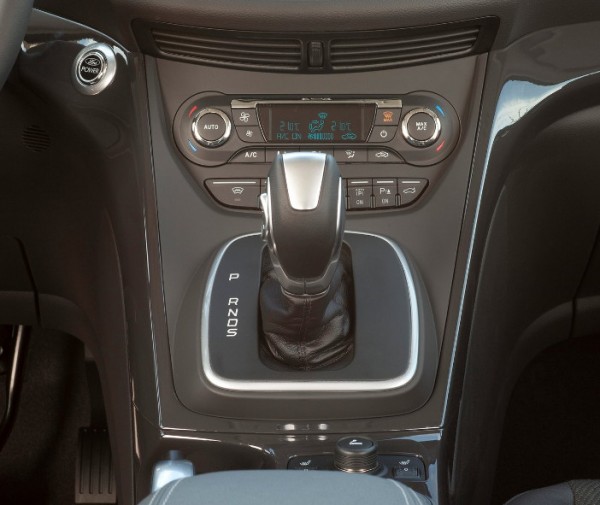 Nuova Ford Kuga 2013 - leva del cambio a doppia frizione a 6 rapporti PowerShift